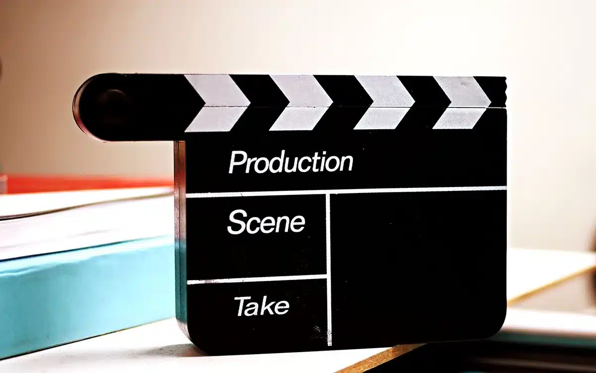 Documentos y guiones de proyectos televisivos cancelados sobre una mesa de producción
