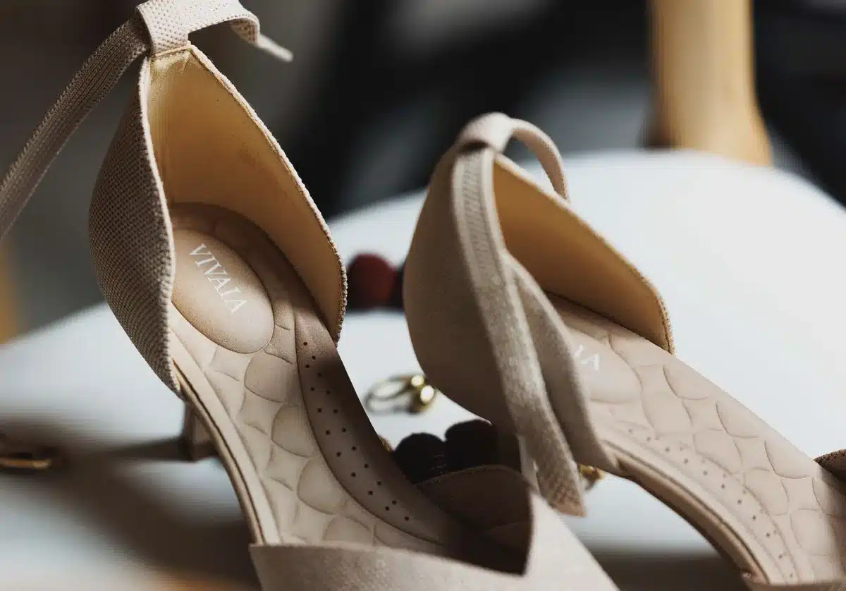 Detalle del talón abierto y la estructura del zapato bicolor clásico