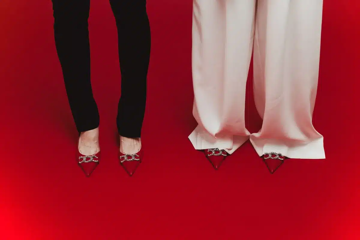 Zapatos bicolor en evento de moda, red carpet o pasarela