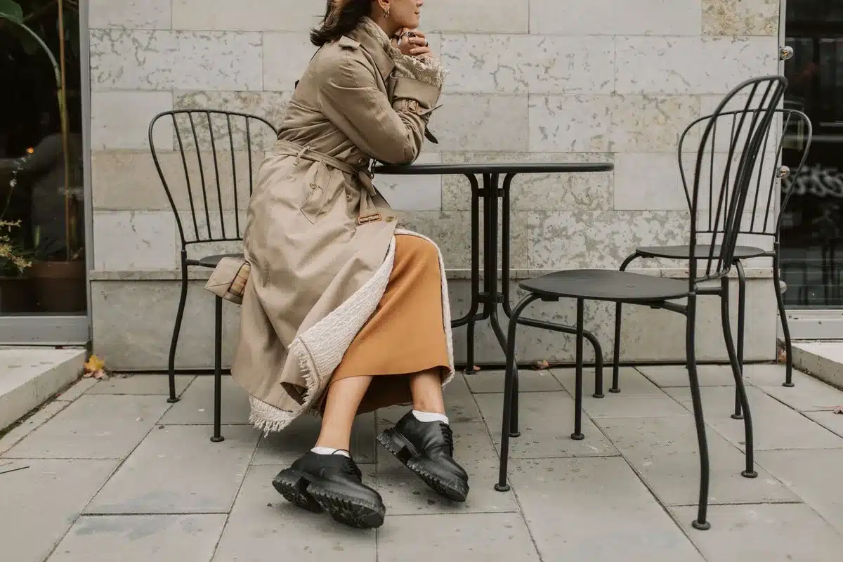 Zapato bicolor con empeine beige y puntera negra, detalle del diseño clásico atemporal