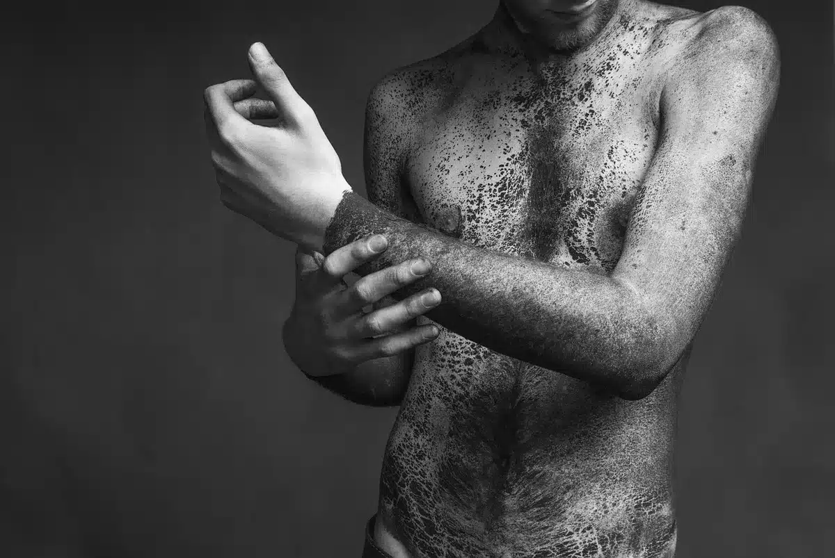 Primer plano de efectos prácticos de transformación corporal oscuro
