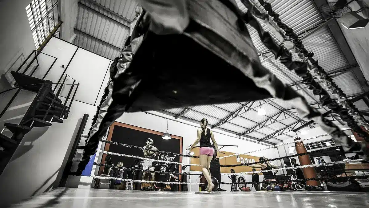 Entrenamiento de boxeo intenso con trabajo cardiovascular y técnica de golpeo