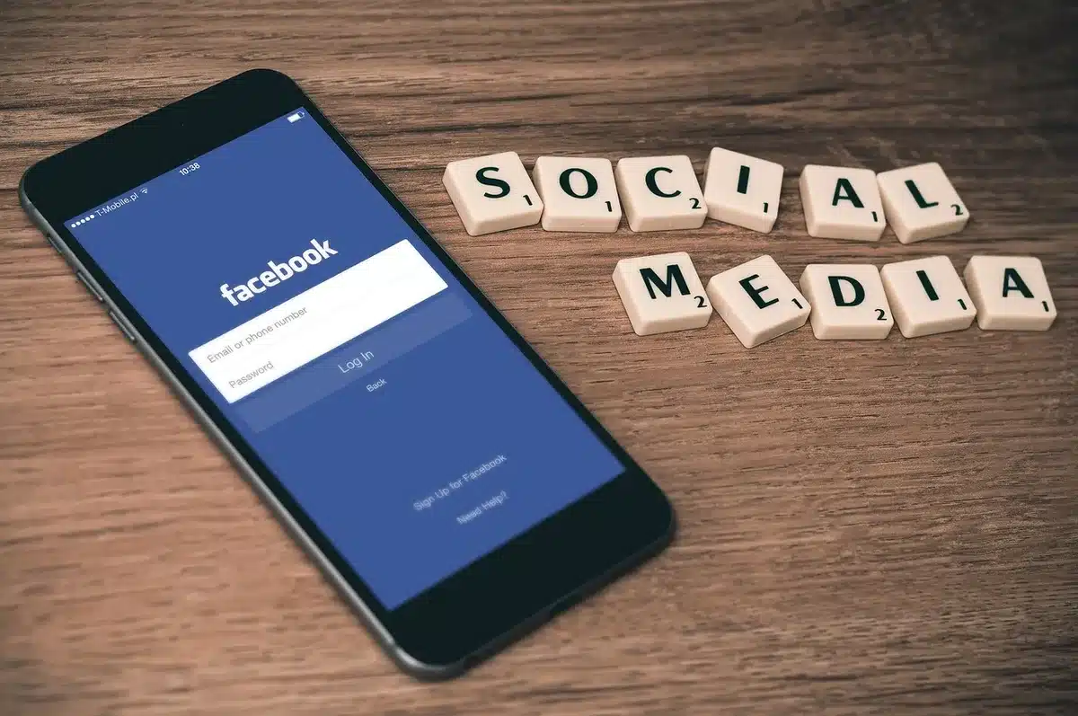 Usuarios en redes sociales debatiendo teorías sobre casting y personajes de películas