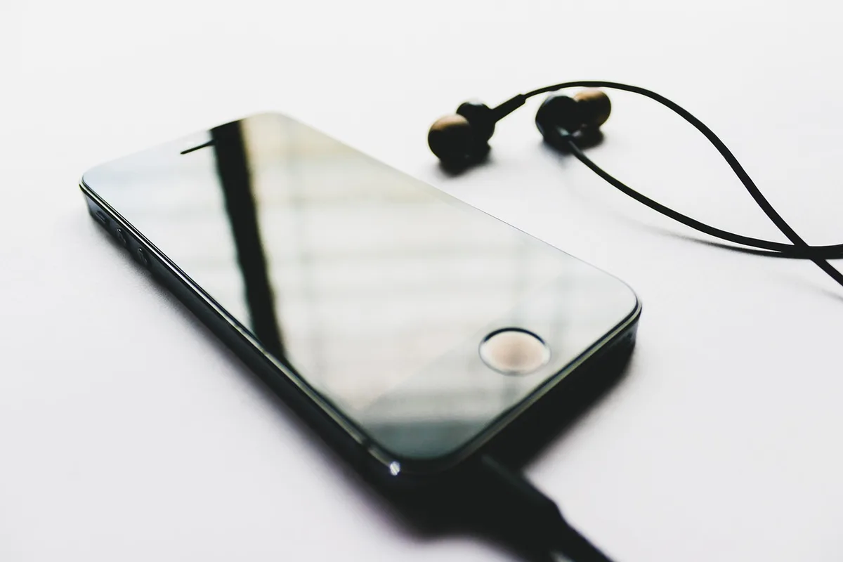 Auriculares conectados mostrando control de voz y traducción en tiempo real
