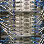 Bastidor de servidores en una sala de centro de datos con luces azules