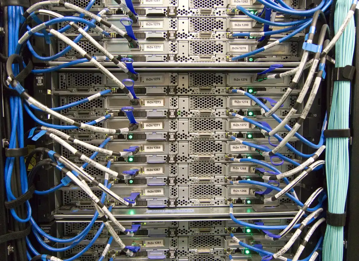 Bastidor de servidores en una sala de centro de datos con luces azules