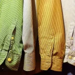 Percha con prendas otoñales neutras colgadas en una entrada luminosa