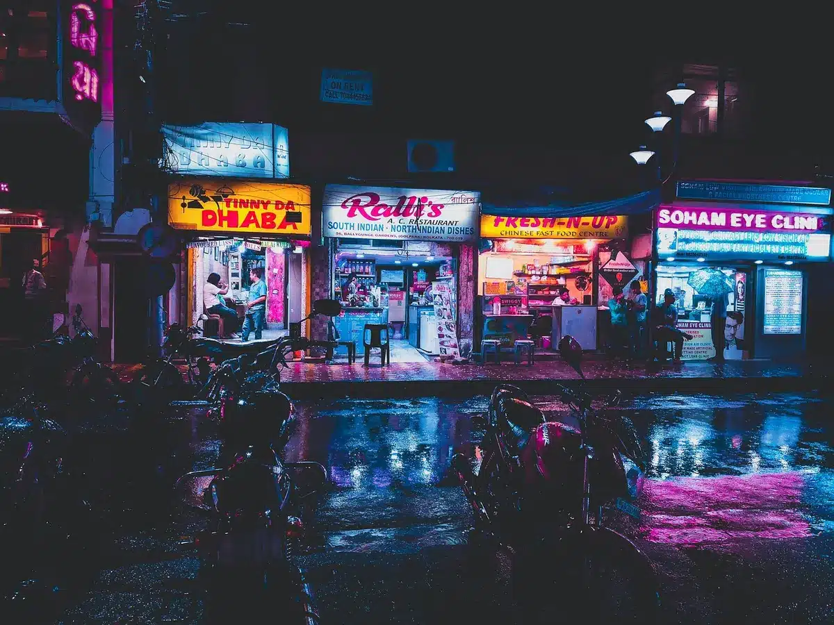 Publicidad que idealiza la juventud en una calle urbana