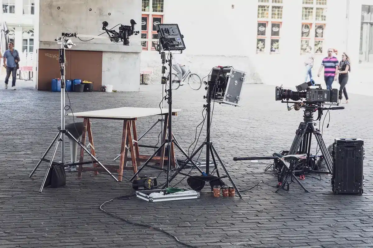 Equipo de producción filmando en un set de cine con cámaras profesionales