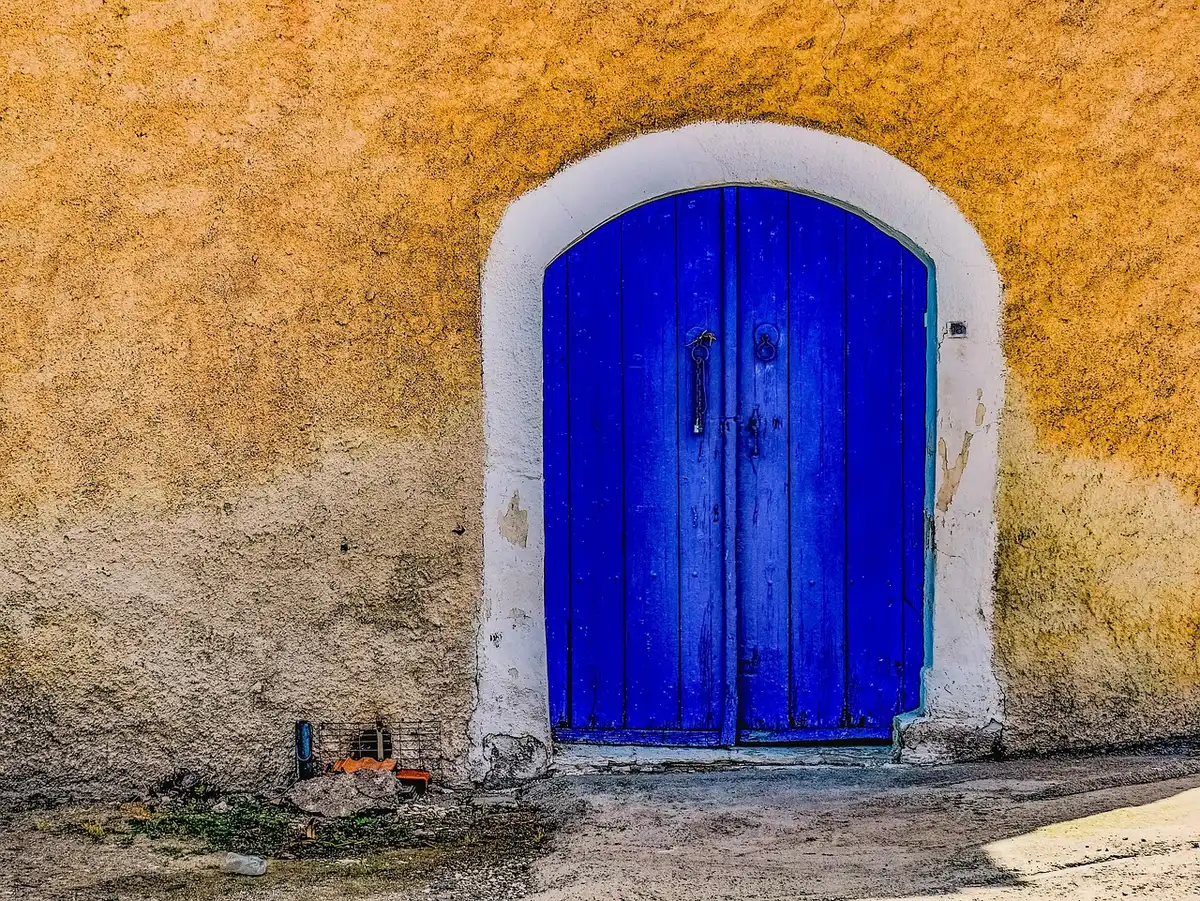 Pareja abierta la puerta en una casa antigua, siluetas en interior