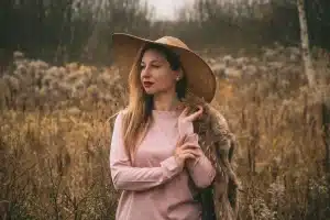 Flat lay de vaqueros y blusa con detalle de volantes, estilo editorial