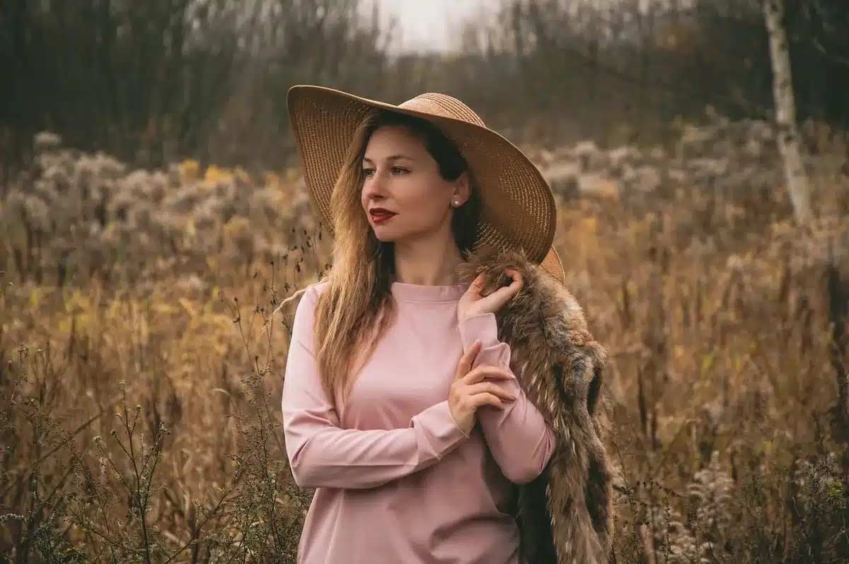 Flat lay de vaqueros y blusa con detalle de volantes, estilo editorial