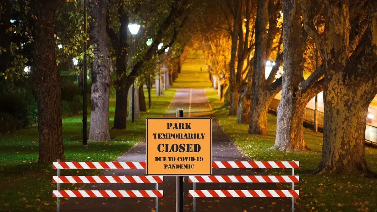 Sendero vacío en un parque temático cerrado durante la pandemia