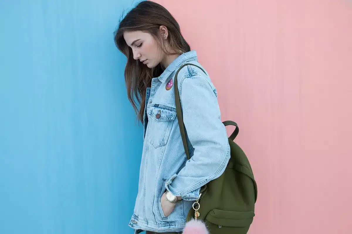Diferentes estilos de bolsos baguette mostrados en looks variados