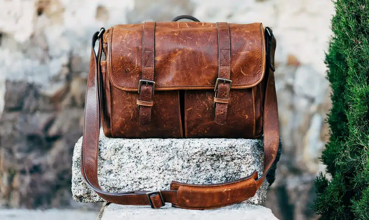 Bolso de piel de becerro con acabado artesanal y detalles clásicos