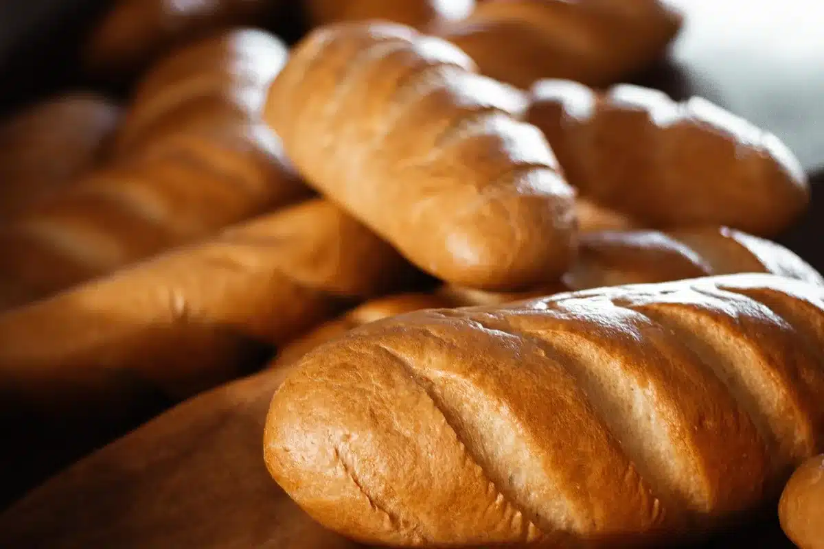 Mano sosteniendo un bolso baguette alargado bajo el brazo en posición de llevar