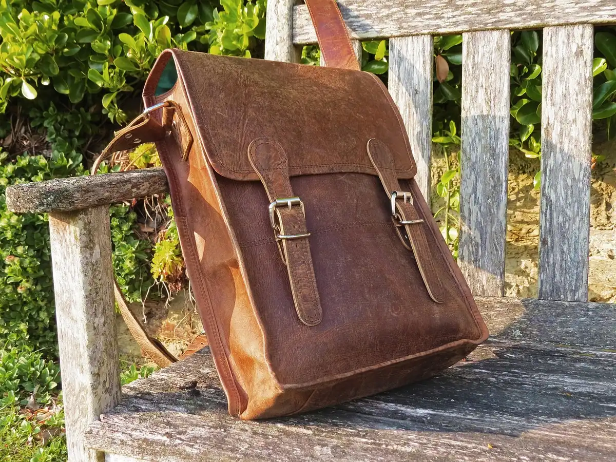 Bolso marrón espresso combinado con jersey y vaqueros en look otoñal