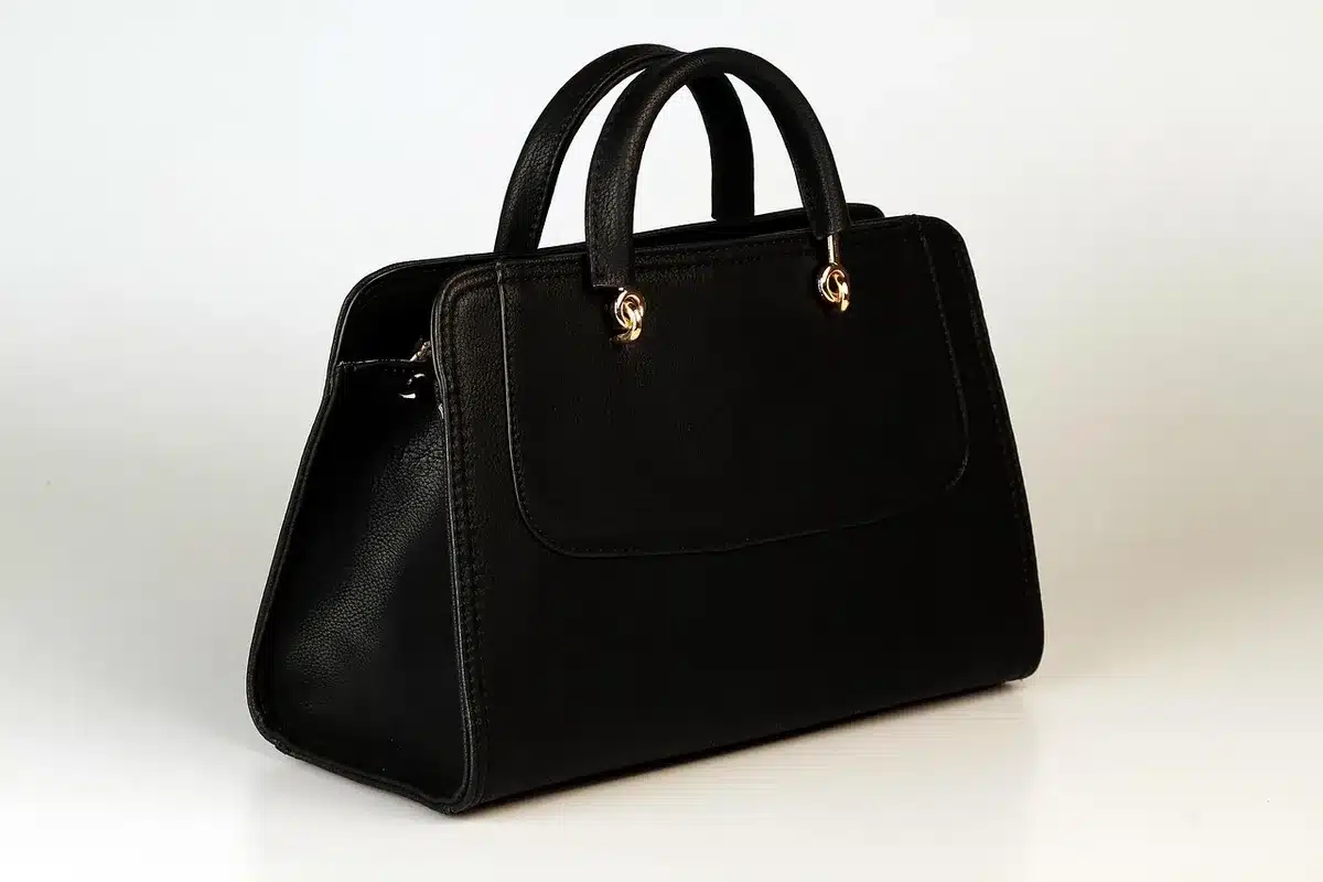 Bolso fruncido en tono neutro sobre fondo de ropa sobria