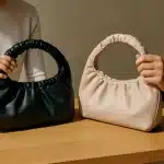 Bolsos con frunces: lujo accesible que eleva tus básicos este otoño