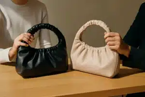 Bolsos con frunces: lujo accesible que eleva tus básicos este otoño