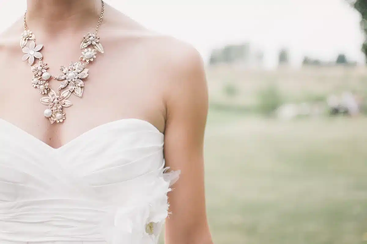 Novia seleccionando accesorios para combinar con su vestido de boda