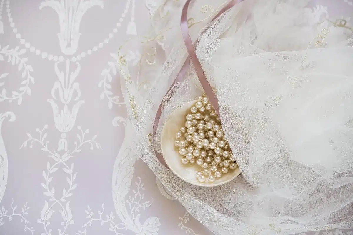 Detalle de bolsos de novia con cuentas, perlas y acabados nacarados