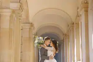 Novia sosteniendo un bolso de fiesta con perlas y abalorios junto a su vestido blanco