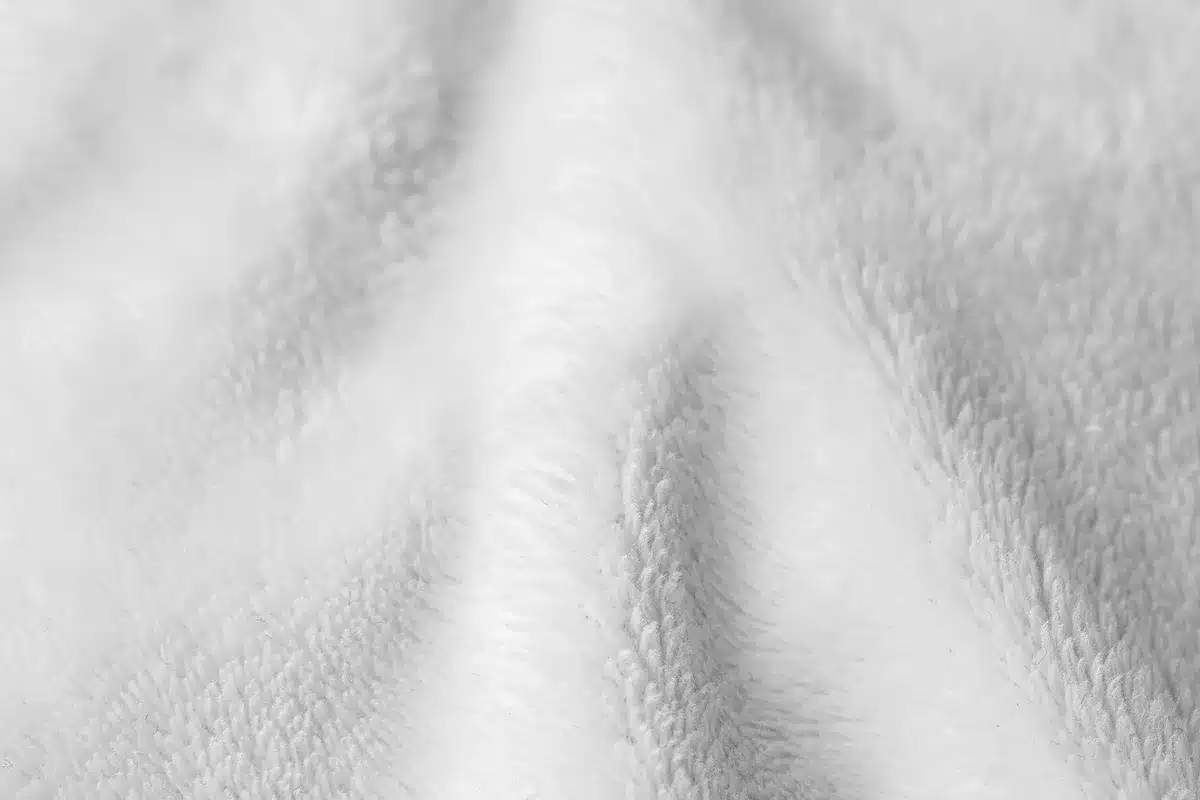 Detalle de tejido de algodón que muestra textura y transpirabilidad