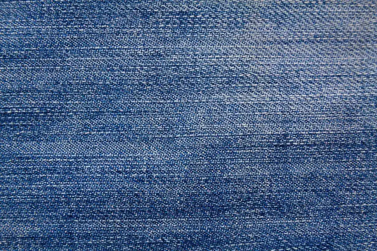 Detalle de tejido de algodón mostrando su textura y transpirabilidad