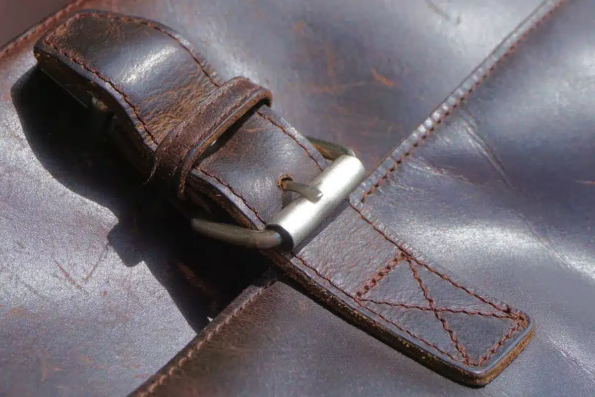 Bolso trenzado de piel color burdeos sobre fondo neutro