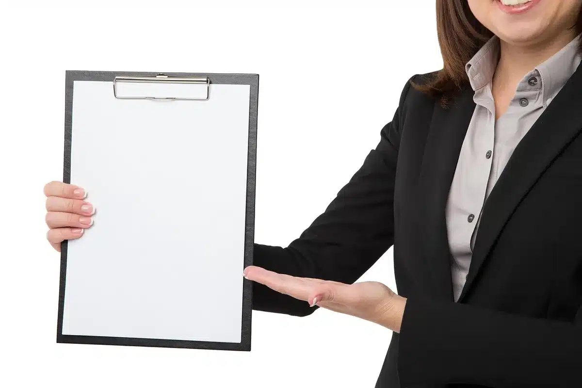 Herramientas y cuadernos que representan la trayectoria profesional de un diseñador