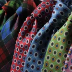 Mesa de taller con bocetos, muestras de tela y herramientas de diseño