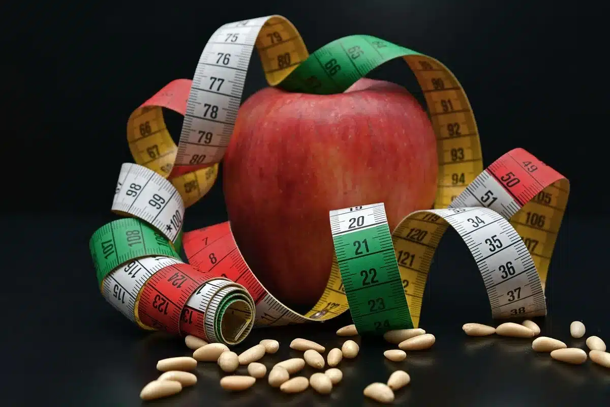 Plato colorido con verduras frescas, frutas y alimentos poco procesados