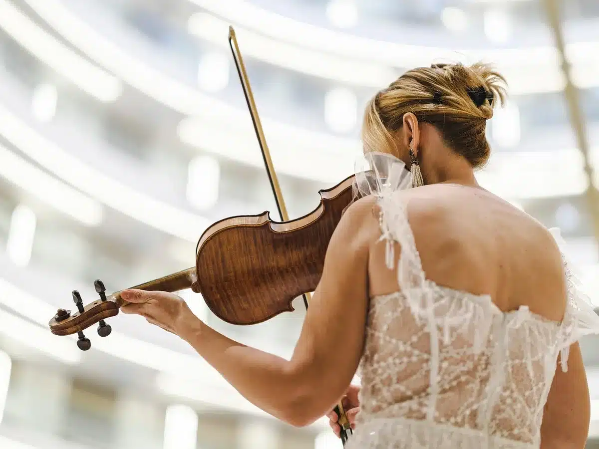 Vestido de noche elegante con detalles brillantes para eventos formales