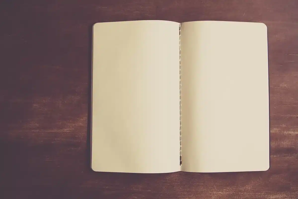 Manos de enfermera apuntando en un cuaderno en una consulta iluminada