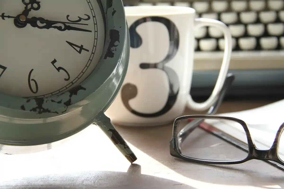Calendario de producción y planificación de temporadas en una mesa de trabajo