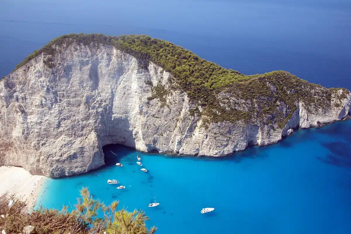 Cala escondida con aguas cristalinas en tonos turquesa, ideal para snorkel y tranquilidad.