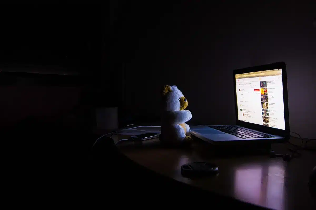 Persona despierta en la cama de noche, con las manos en la cara, expresando frustración por el insomnio