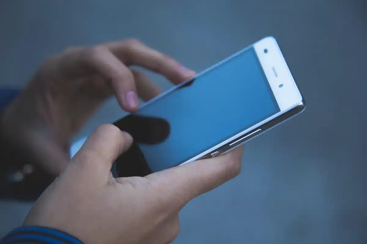 Interacción de usuario con asistente de voz en español en un smartphone