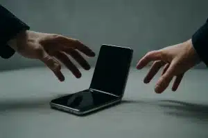 Motorola prepara plegable tipo pasaporte: amenaza a Galaxy Z Fold 8 y Xiaomi 18 Fold