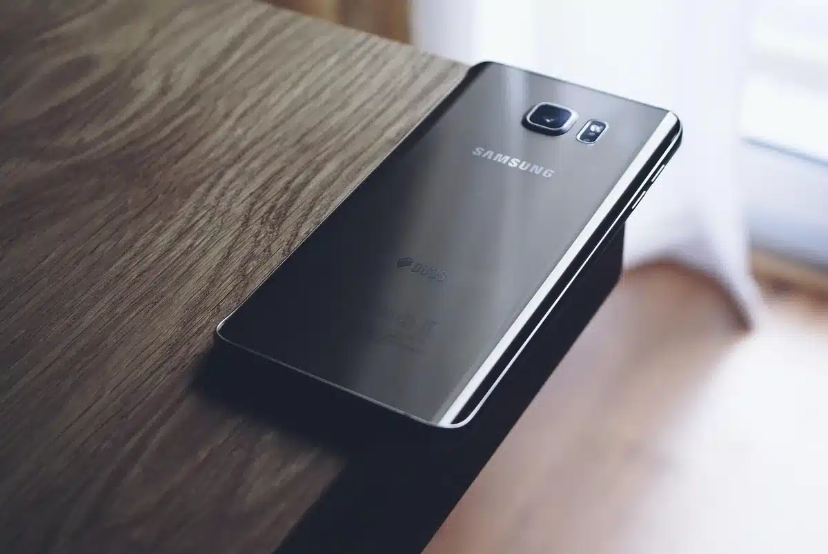 Varios móviles Samsung de la serie Galaxy alineados sobre mesa