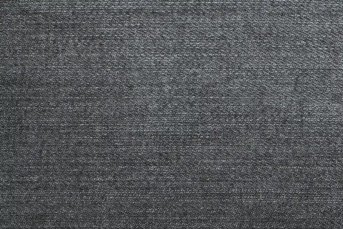 Muestras de tejidos y detalle de pinzas en pantalón