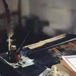 Manos anónimas sobre mapas y papeles históricos sobre una mesa