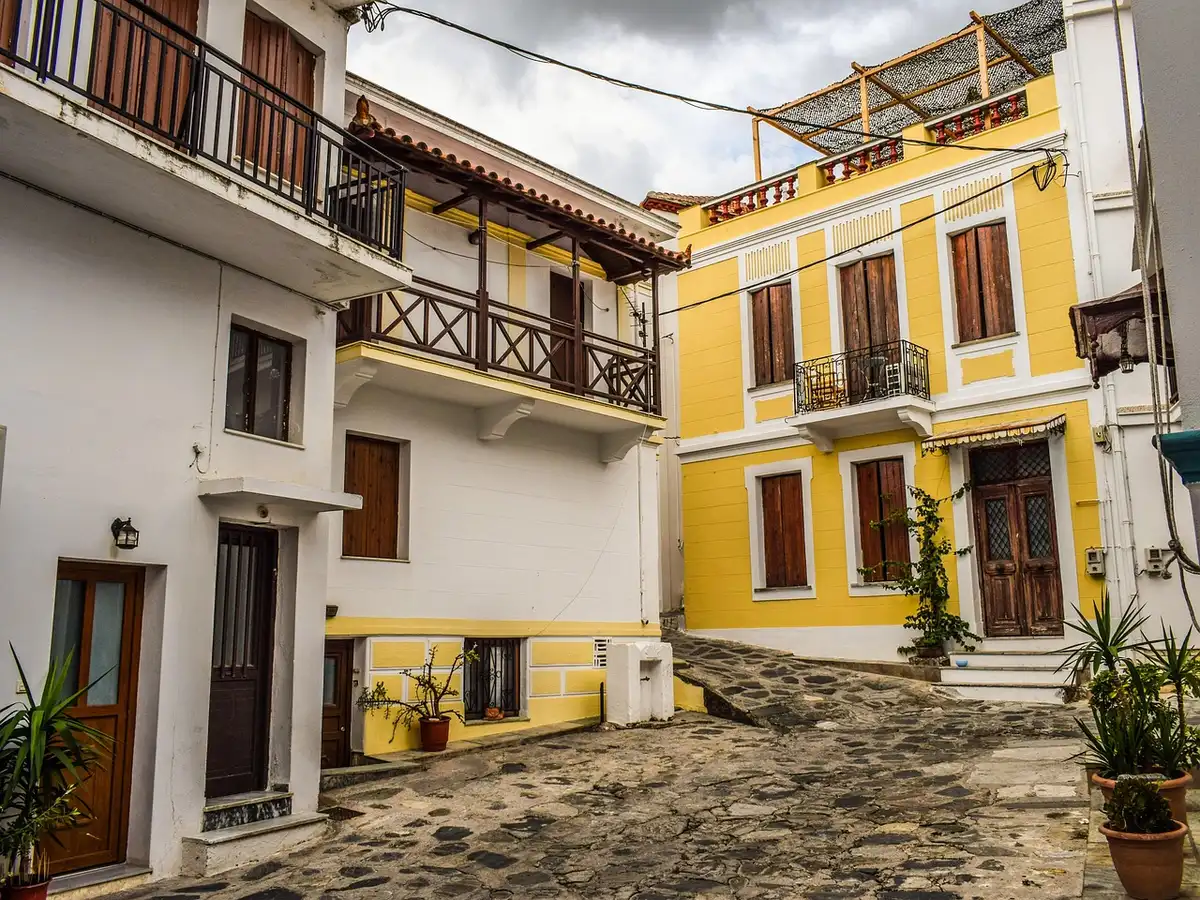Escena de isla con atmósfera inquietante y toques cómicos