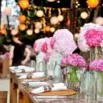 Manos sosteniendo estatuillas genéricas en una mesa durante una celebración de premios