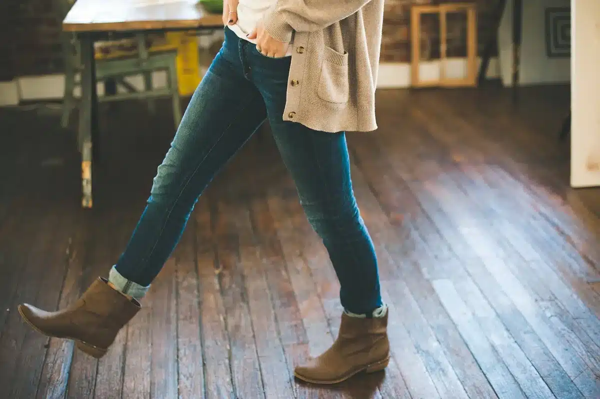 Conjunto casual con rebeca, vaqueros y accesorios que crean un look versátil