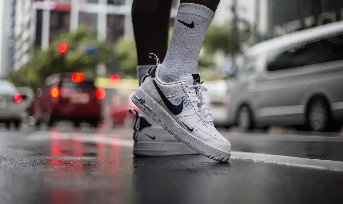 Zapatillas blancas combinadas con diferentes prendas de transición verano-otoño.