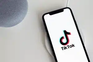 Teléfono inteligente mostrando interfaz de realidad aumentada con herramientas de dibujo y medición flotantes
