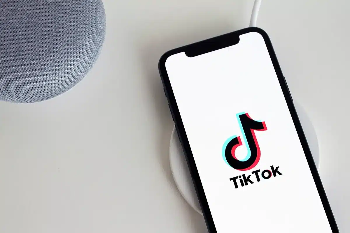 Teléfono inteligente mostrando interfaz de realidad aumentada con herramientas de dibujo y medición flotantes