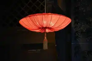 Espacio moderno con múltiples dispositivos tecnológicos iluminados en exhibición